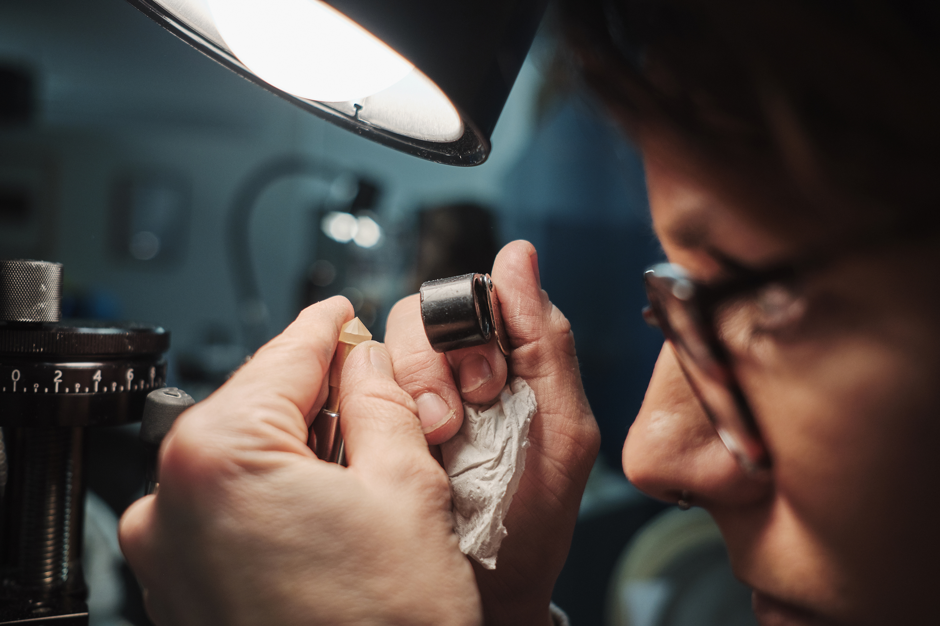 Ein Edelsteinschleifer prüft den Edelstein